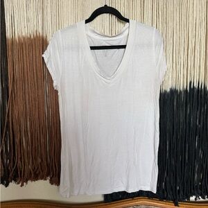 White Mossimo short sleeve V-neck t-shirt; excellent condition